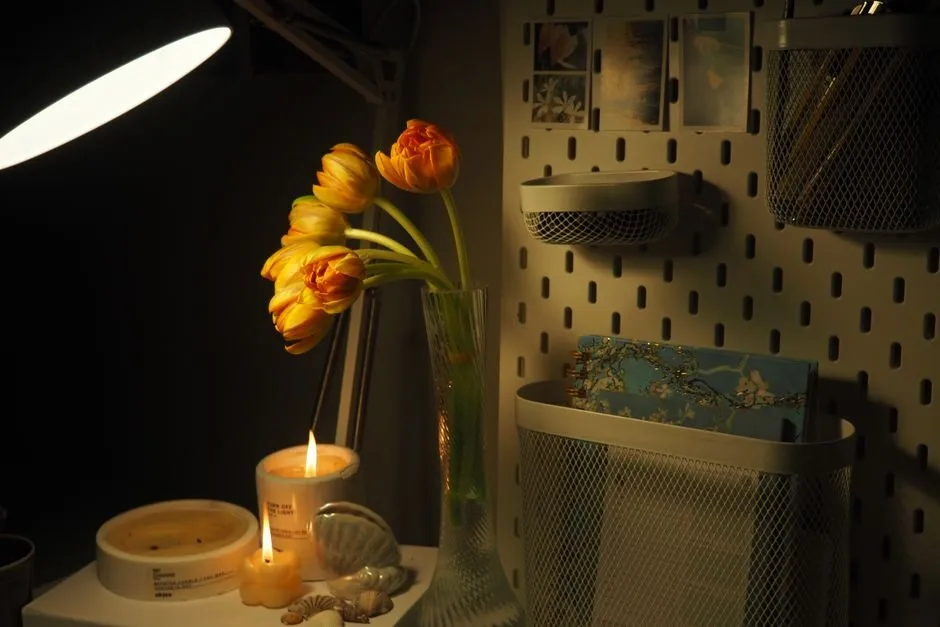 Ảnh hoa tulip cắm bình thủy tinh trên bàn làm việc
