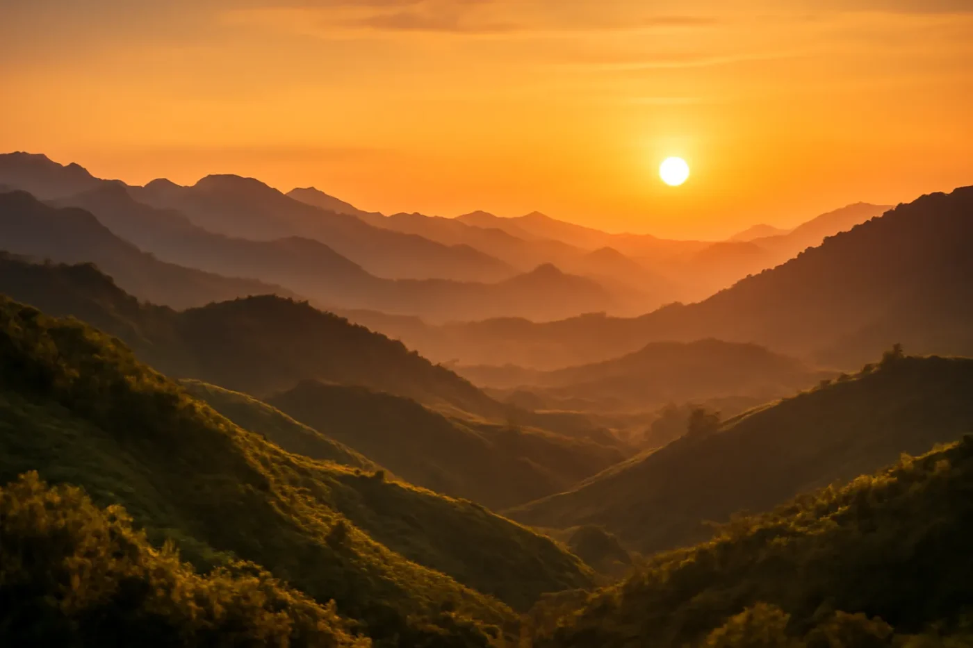 hình ảnh hoàng hôn giữa núi đồi phủ sương nhẹ