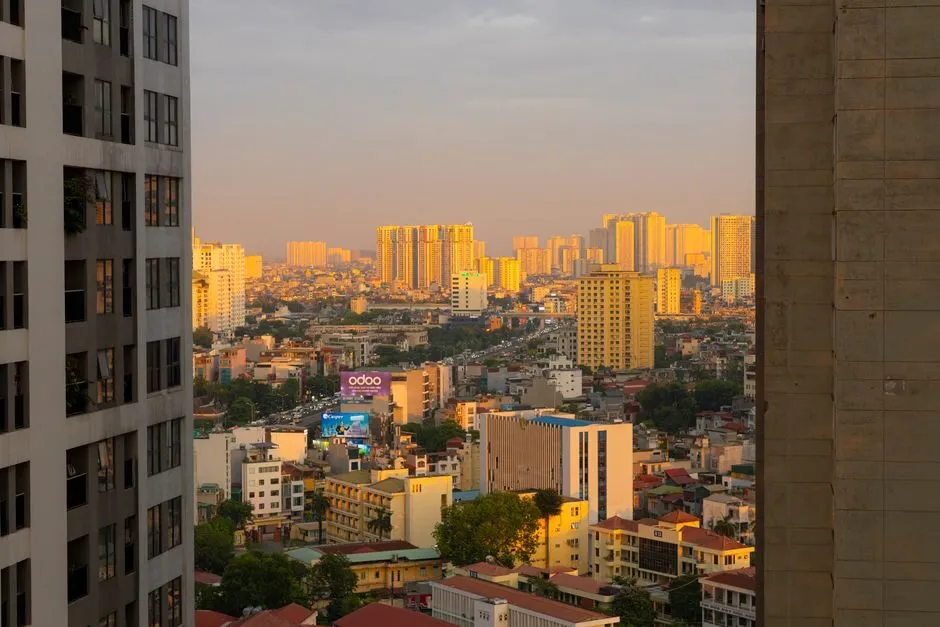 hoàng hôn phủ ánh vàng lên mái nhà đô thị