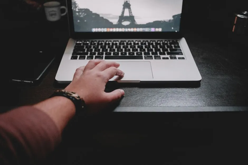 Người dùng tùy chỉnh hình nền trên màn hình laptop