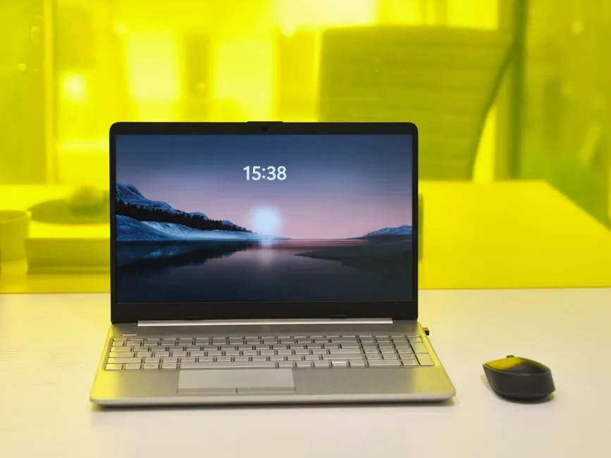 Màn hình laptop hiển thị hình nền full HD sắc nét