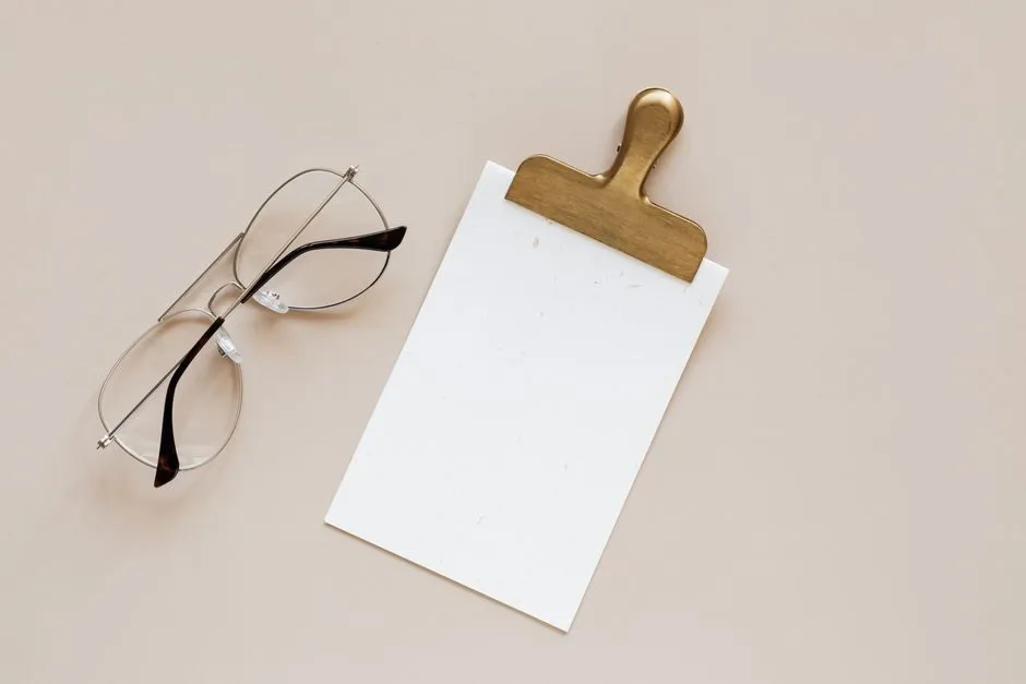 Mặt bàn tông be tối giản làm background hình nền máy tính